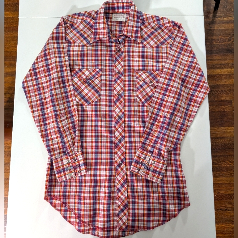 Vintage Wrangler Long Tails Western plaid button up w purple pearl snaps. Medium